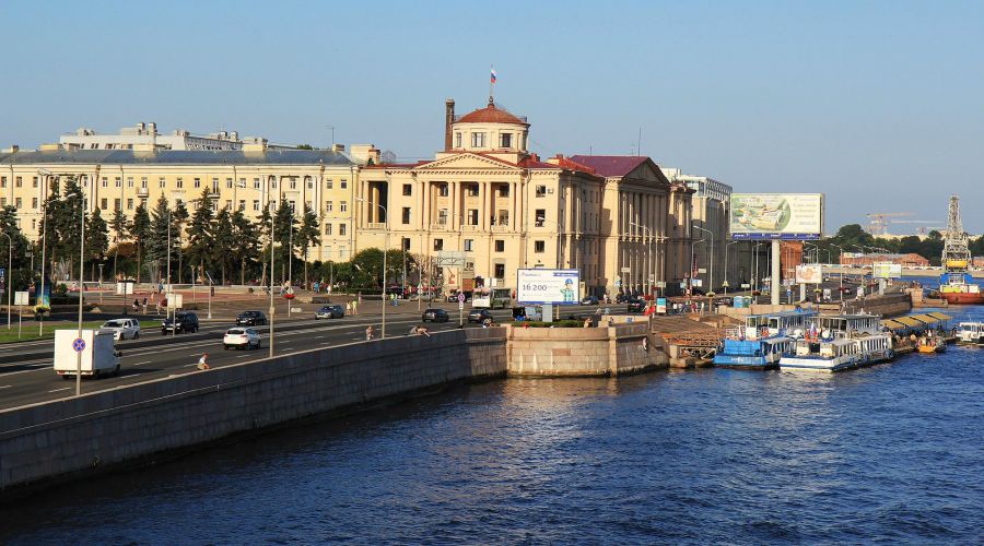Ресторан Империя находится в историческом зданиии Санкт-Петербурга на берегу Невы